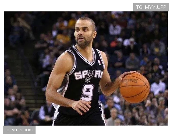 帕克无球跑动制造错位，高效输出改变马刺进攻节奏