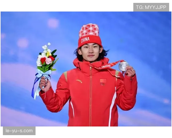 苏翊鸣比赛间隙竟然还带着私人助理，这待遇跟明星经纪人差不多了吧？