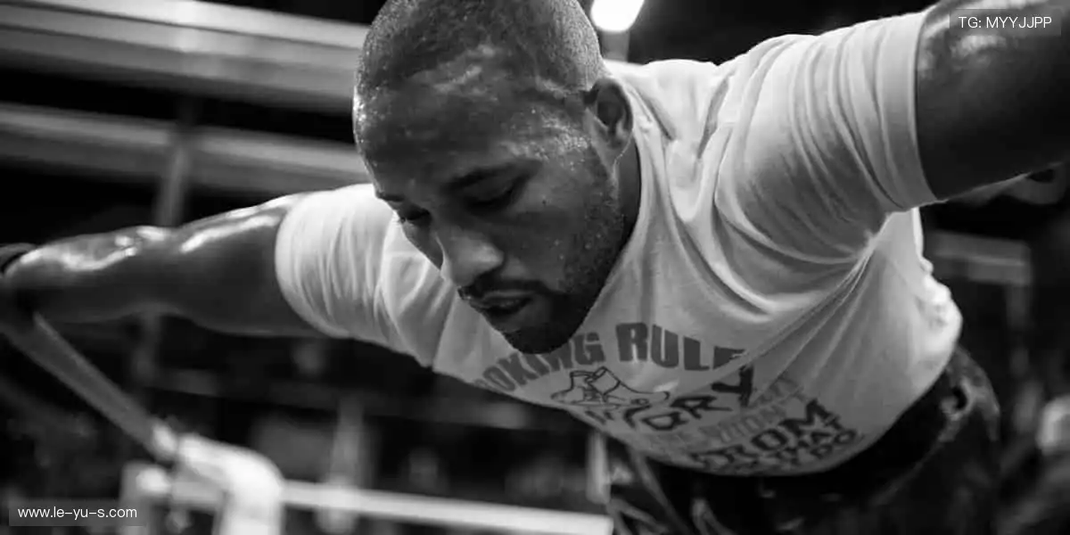 「球星同款、限量周边,做朋友圈最靓的体育潮人!👕点击抢购,手慢无!」